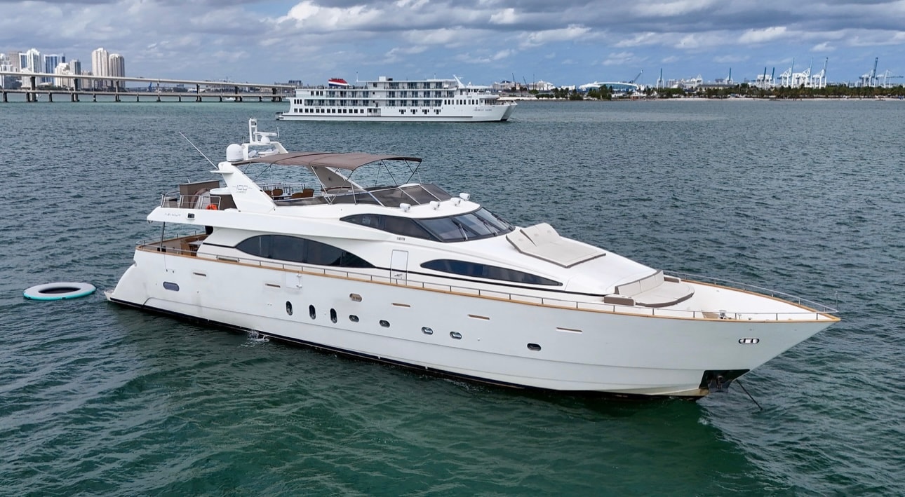 Luxury yacht rental in Miami
