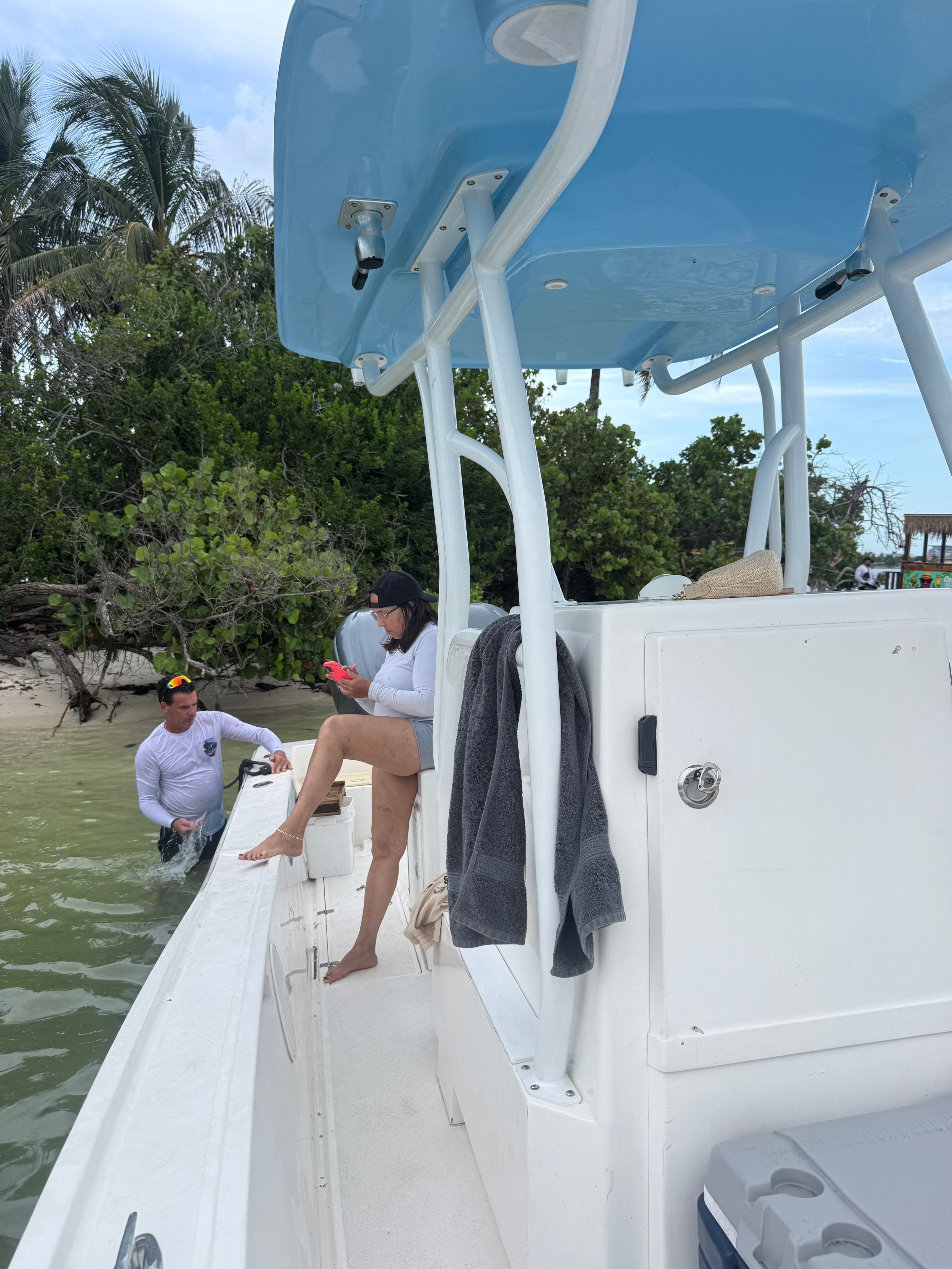 Guests enjoying a day on the Mako 30ft Center Console in Miami waters