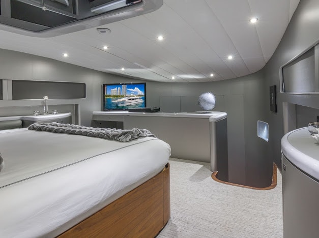 115FT HORIZON NIRVANA — salon lounge with city view