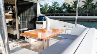 Julia Valentine Azimut 52'