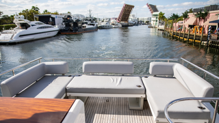 Julia Valentine Azimut 52'